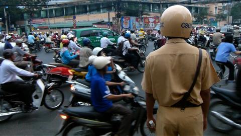 Polizist in Ho-Chi-Minh-City: Nur noch Zuschauer